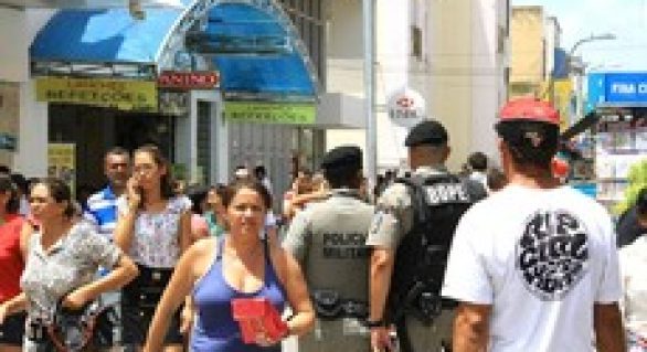 Policiamento garante segurança aos consumidores no Centro de Maceió