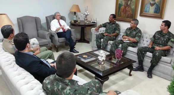 Governador se reúne com comandante do Exército no Nordeste e discute uso das forças armadas na segurança de AL
