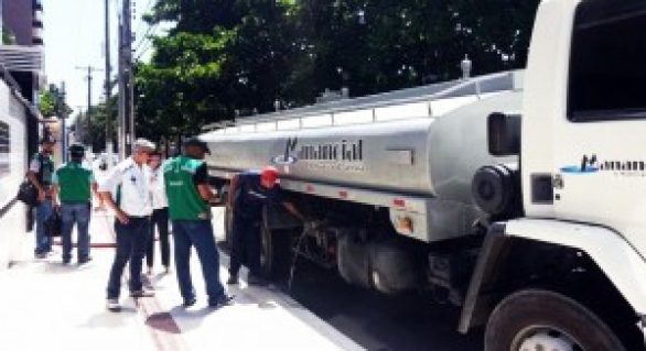 Operação fiscaliza carros-pipa que abastecem prédios em Maceió