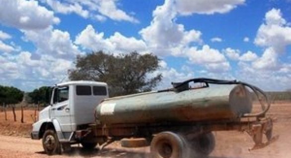 Saúde vai inspecionar carros-pipa que transportam água para vítimas da seca