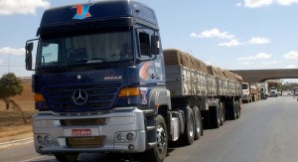 Governo entrega caminhões a agricultores em Ibateguara e São José da Laje