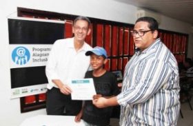 Entrega de certificado marca a conclusão da primeira turma de informática do telecentro na Serraria