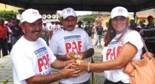 Zé Cícero realiza entrega de 3000 aves do programa PAF