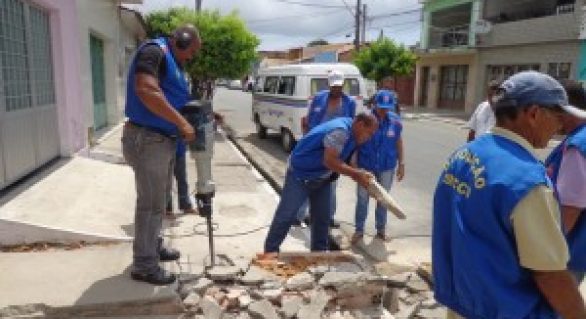 SMCCU remove obstáculos de calçadas em Maceió