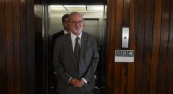 Eduardo Azeredo renuncia hoje ao mandato de deputado