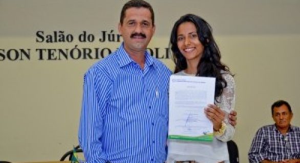 Prefeito Marlan Ferreira empossa 90 aprovados no concurso público de Limoeiro de Anadia