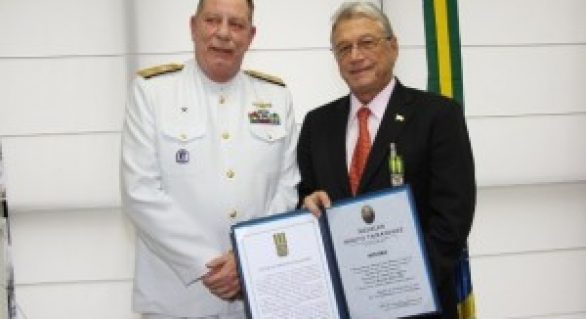 Governador recebe medalha de mérito da Marinha do Brasil