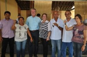 Prefeita de Arapiraca entrega veículos em encontro de produtores