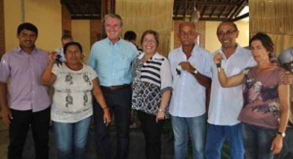 Prefeita de Arapiraca entrega veículos em encontro de produtores