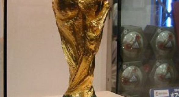 Exposição da Taça da Copa é reaberta depois de suspensão por causa de protesto