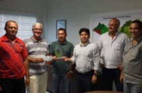 Associação vencedora do I Qualileite recebe prêmio na sede da CPLA