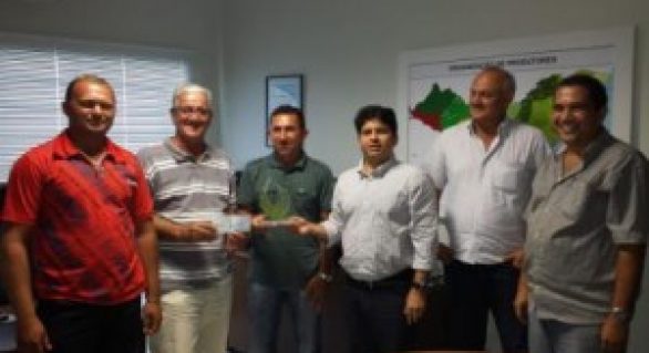 Associação vencedora do I Qualileite recebe prêmio na sede da CPLA