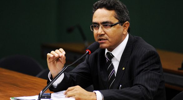 Deputado Francisco Tenório questiona TSE sobre coligação entre partidos