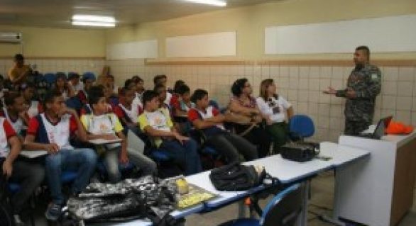 Força Nacional faz palestra sobre drogas em escola do Cepa