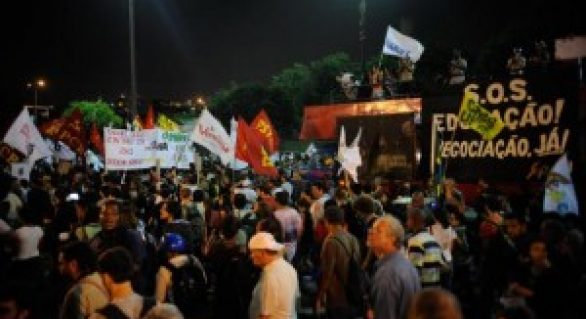 Protestos de grevistas e contra gastos com a Copa marcaram essa quinta-feira