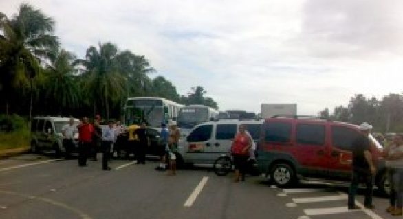 Taxistas voltam a interditar cinco pontos de rodovias em Alagoas