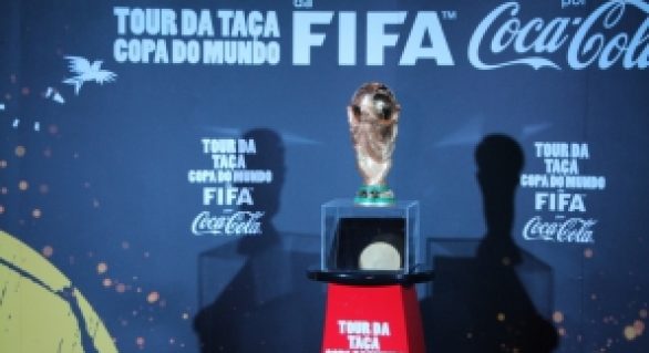 Taça da Copa do Mundo, craques e clima de mundial encantam alagoanos