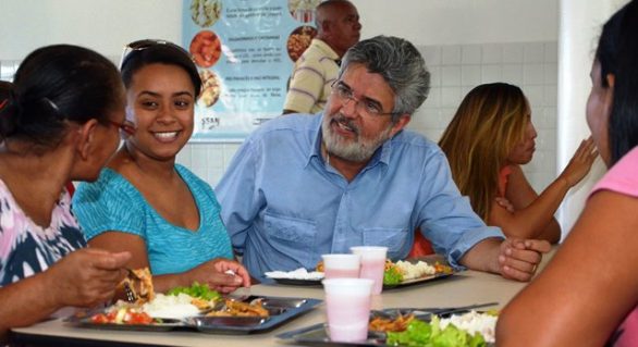 Tavares conhece restaurante popular no Benedito Bentes