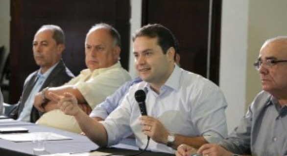 Renan Filho debate propostas com empresários do setor da construção civil