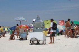 Ambulantes da Praia do Francês se organizam para a alta temporada