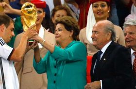 Dilma Rousseff sofre forte vaia durante cerimônia de premiação no Maracanã