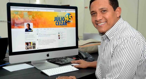 Júlio Cezar conversa com eleitores e comunicadores pelo Twitter