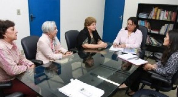 Estado e município discutem parceria para atender alunos do Benedito Bentes