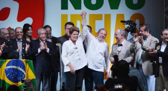 Reeleita, Dilma destaca união e reforma política em primeiro discurso