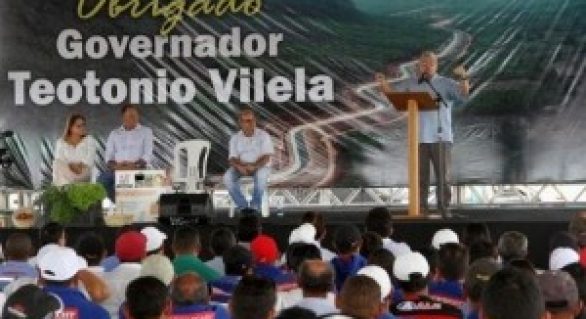 Operários e agricultores agradecem ao governador pelos benefícios do Canal do Sertão