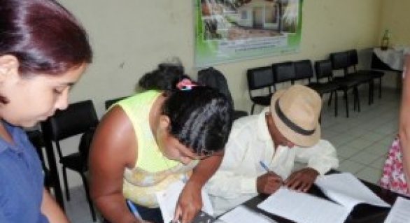 Agricultores de Poço das Trincheiras assinam contrato com Banco do Brasil