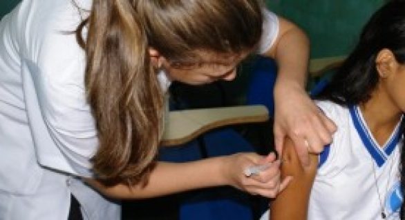 SMS convoca meninas para vacinação contra o HPV