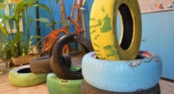 Artistas alertam sobre formas de reutilizar pneus no combate à dengue