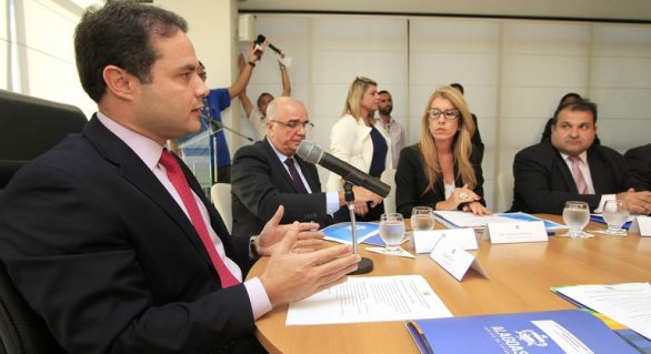 Renan Filho determina corte 30% do número de cargos de comissão
