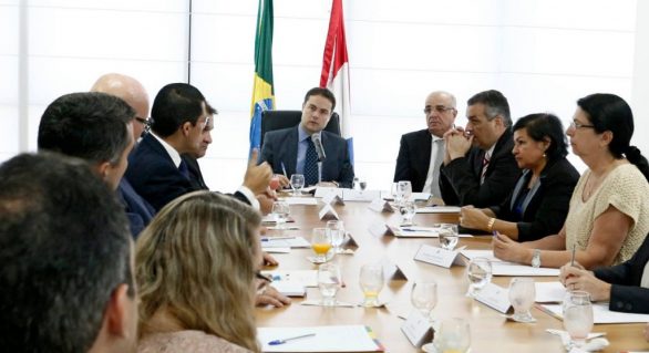 Renan Filho ‘aperta’ secretários na 1ª reunião de avaliação do governo
