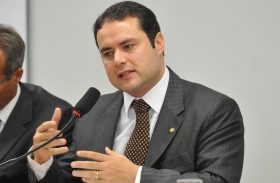 Renan Filho avisa a deputados que vai pedir empréstimo para saúde e educação
