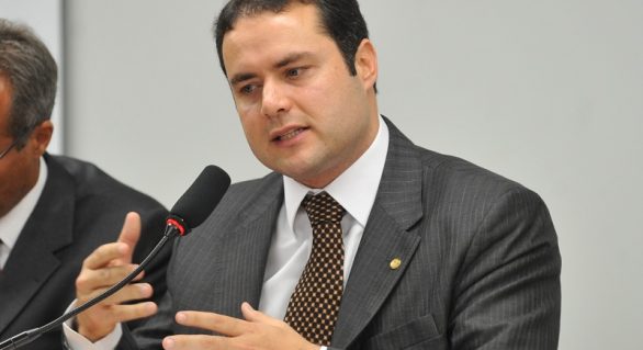 Renan Filho segue ‘cartilha’ do PMDB na redução de cargos