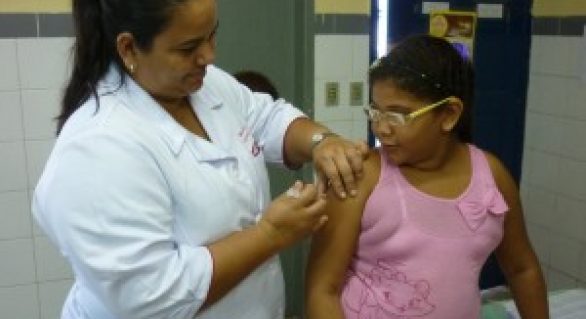 Segunda dose da vacina contra o HPV está disponível para meninas em todo país