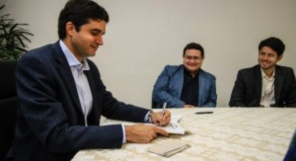 Prefeito assina contrato com instituto que vai gerir UPA do Trapiche