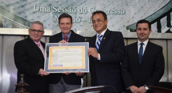 Marcelo Crivella e presidente do PRB recebem homenagem na ALE