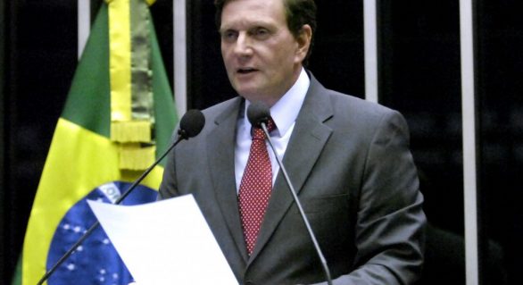 Senador Marcelo Crivella recebe homenagem na Assembleia