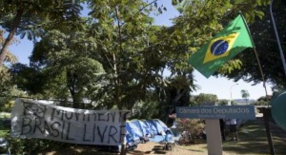 Manifestantes acampam em frente à casa de Cunha e pedem impeachment de Dilma