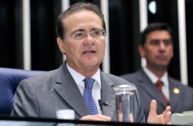 Renan diz que saída para déficit orçamentário pode vir do Congresso