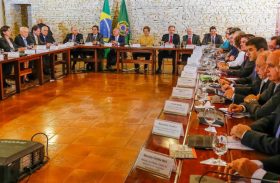 Dilma discute corte de gastos com 14 ministros