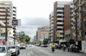 Conserto de coletor de esgoto muda trânsito no bairro da Ponta Verde