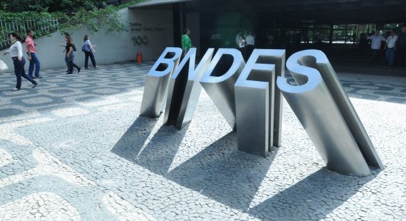 Desembolsos do BNDES caem 28% em 2015
