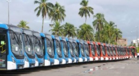 Prefeito entrega mais 15 ônibus novos à população