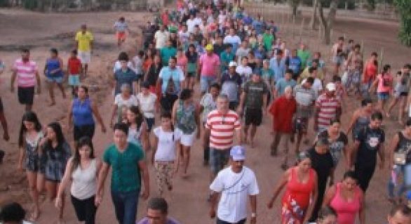 Moradores de Arapiraca renovam tradição e fé em procissão ao Morro Santo