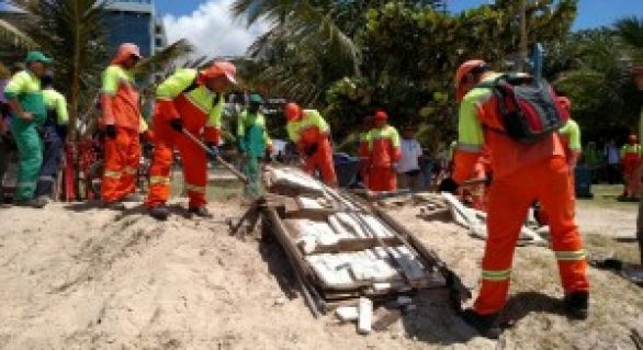 Prefeitura de Maceió remove “jangadas-sucatas” da Praia da Pajuçara