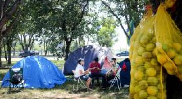 Grupos a favor e contra impeachment se concentram em acampamentos em Brasília