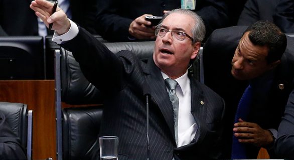 Afastado, Cunha age para manter Maranhão na presidência da Câmara